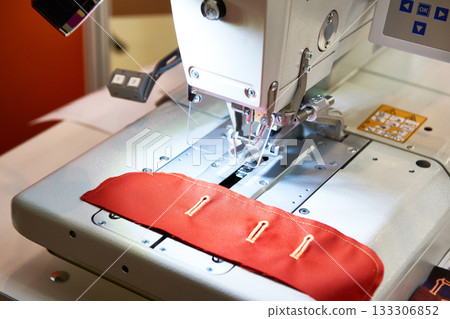 Sewing machine with red cloth 133306852