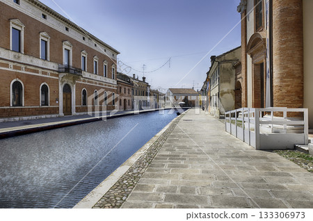Walking among the picturesque canals of Comacchio, Italy 133306973