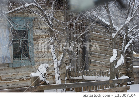 An old village house in the snow An old village house in the snow 133307104
