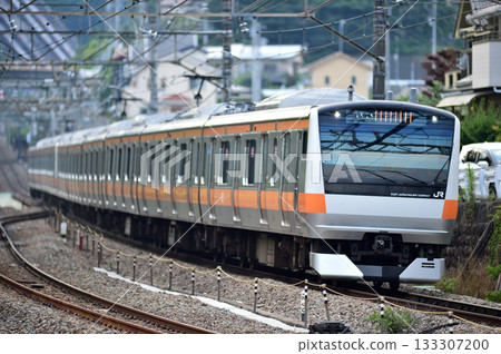 JR東日本E233系列0號H52列車（豐田機車）停靠中央本線上野原站。 133307200