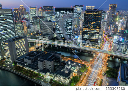 大阪中之島和梅田的傍晚景色(大阪府大阪市北區) 大阪中之島和梅田的傍晚景色(大阪府大阪市北區) 133308280