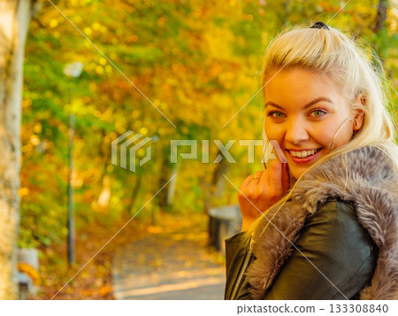 Fashion woman in autumn park 133308840