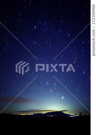 阿蘇山火山煙霧和星空 133309466