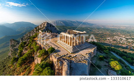 俯瞰山頂上的希臘神廟遺址 133310617