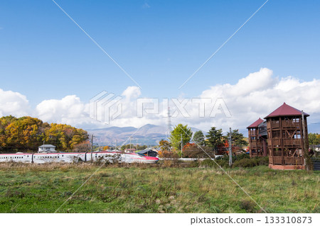 【秋田新幹線】特快列車小町號穿梭於秋葉環繞的城市之中。 133310873