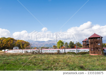 【秋田新幹線】特快列車小町號穿梭於秋葉環繞的城市之中。 133310875