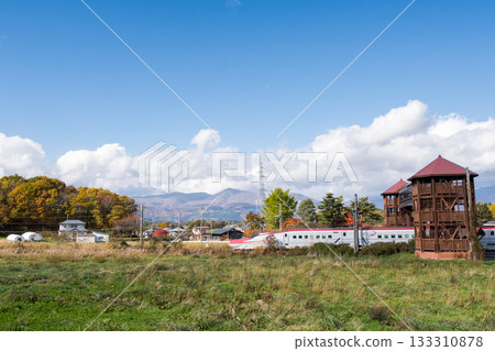 【秋田新幹線】特快列車小町號穿梭於秋葉環繞的城市之中。 【秋田新幹線】特快列車小町號穿梭於秋葉環繞的城市之中。 133310878