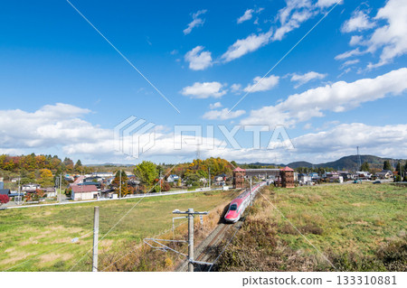 【秋田新幹線】特快列車小町號穿梭於秋葉環繞的城市之中。 【秋田新幹線】特快列車小町號穿梭於秋葉環繞的城市之中。 133310881
