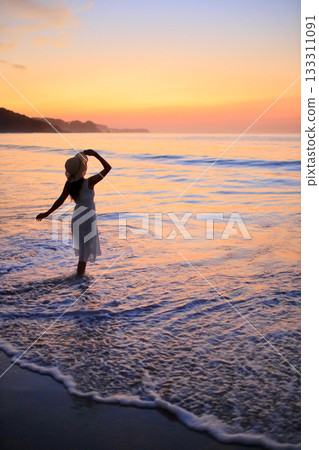 海上的日落和一位女子的剪影 海上的日落和一位女子的剪影 133311091