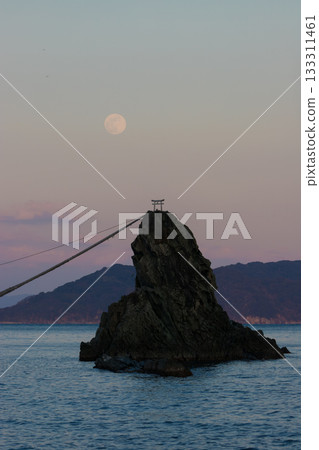 海中的岩石與月亮(大分縣大分市嵯峨關) 海中的岩石與月亮(大分縣大分市嵯峨關) 133311461