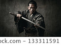 一位手持日本刀的武士肖像，展現了武士道精神。 133311591