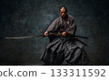 一位手持日本刀的武士肖像，展現了武士道精神。 133311592