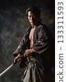 一位手持日本刀的武士肖像，展現了武士道精神。 133311593