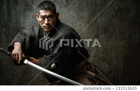一位手持日本刀的武士肖像，展現了武士道精神。 133311620