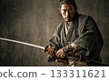 一位手持日本刀的武士肖像，展現了武士道精神。 133311621