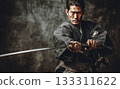一位手持日本刀的武士肖像，展現了武士道精神。 133311622