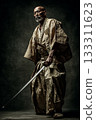 一位手持日本刀的武士肖像，展現了武士道精神。 133311623