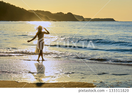 She gazes at the sea 133311820