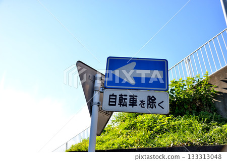 道路標誌:單行道,自行車除外 道路標誌:單行道,自行車除外 133313048