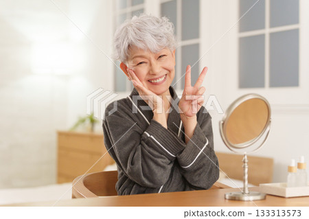 Skin care for senior women (night/beauty) Skin care for senior women (night/beauty) 133313573