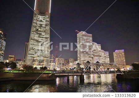 Night view of Minato Mirai reflected on the water surface 133313620
