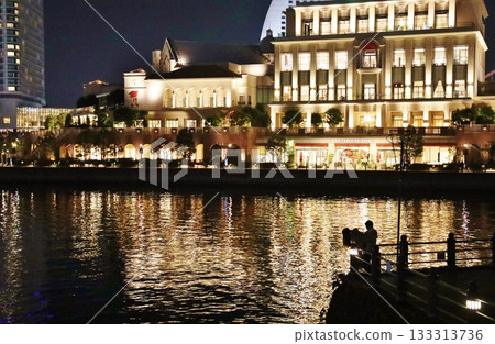 一對情侶正欣賞港未來夜景 一對情侶正欣賞港未來夜景 133313736