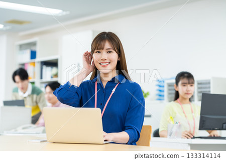 在辦公室工作的年輕女工程師 在辦公室工作的年輕女工程師 133314114