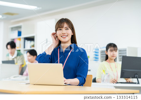 在辦公室工作的年輕女工程師 在辦公室工作的年輕女工程師 133314115