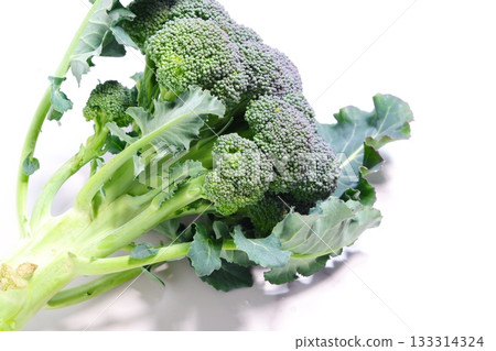 綠花椰菜 - 新鮮採摘的西蘭花 133314324