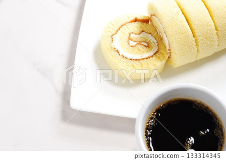 捲蛋糕和咖啡 - 享用鬆軟的香草捲蛋糕和新鮮沖泡的咖啡 133314345