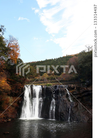 Fall of Longmen in autumn Fall of Longmen in autumn 133314497
