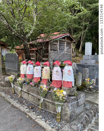 日本鄉村一字排開的六尊地藏菩薩像 133314546