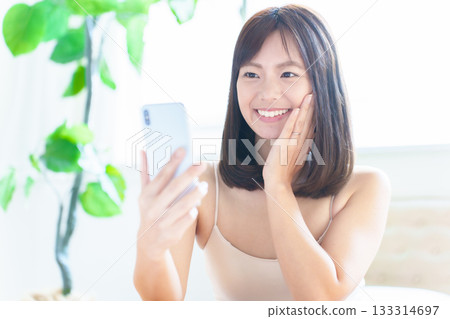 女性使用智慧型手機，美容，臉部護理，皮膚檢查，皮膚年齡 133314697