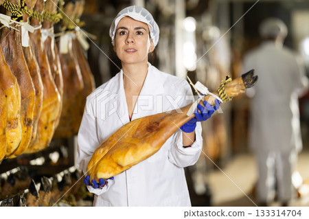 woman factory worker checks the jamon 133314704