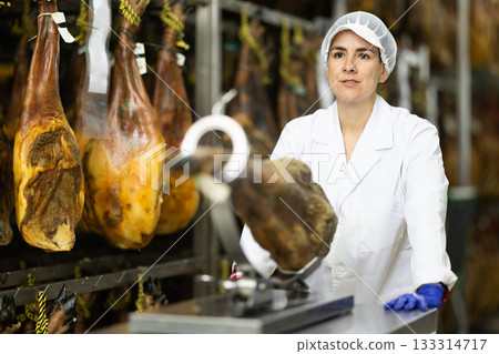 woman presents high quality jamon 133314717