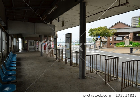 一個空蕩蕩的公車候車亭 一個空蕩蕩的公車候車亭 133314823