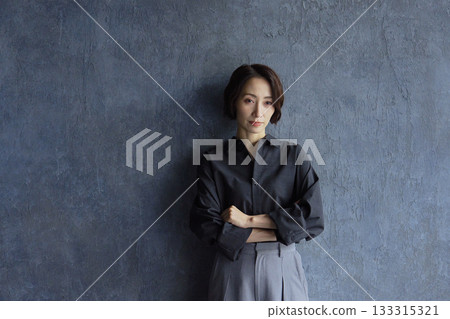 女商人站在黑色背景前 133315321