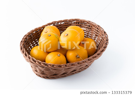 白色背景上的籃子裡的橘子 白色背景上的籃子裡的橘子 133315379