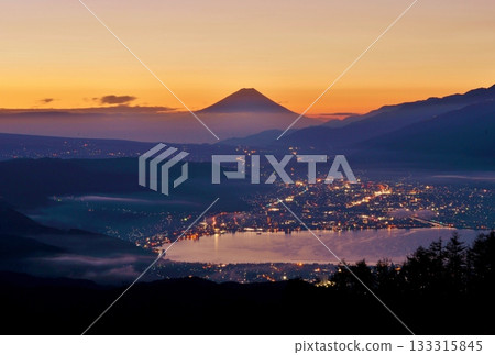 從高峠高原眺望黎明時的富士山和諏訪湖 133315845