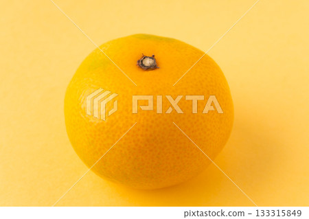 橙色背景上的一個橘子 橙色背景上的一個橘子 133315849