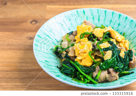 菠菜、豬肉和雞蛋炒菜 133315918