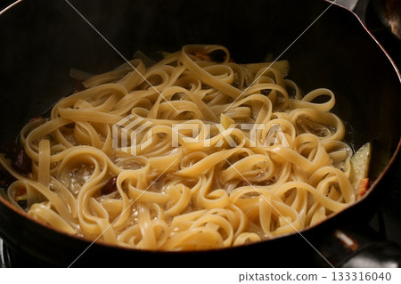 在烹飪期間的麵食 在烹飪期間的麵食 133316040