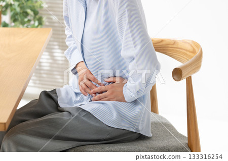 A woman who holds her stomach 133316254