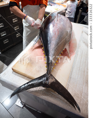 Bluefin tuna cutting show Bluefin tuna cutting show 133316322