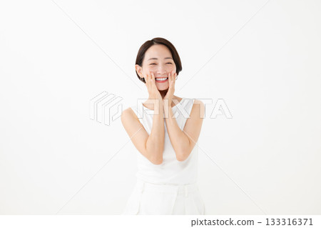 笑容燦爛的中年女性護膚美容 笑容燦爛的中年女性護膚美容 133316371