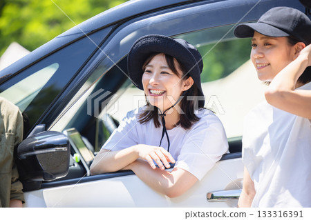 Young people enjoying the outdoors 133316391