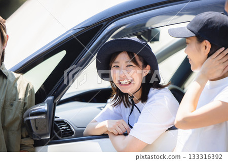 Young people enjoying the outdoors 133316392