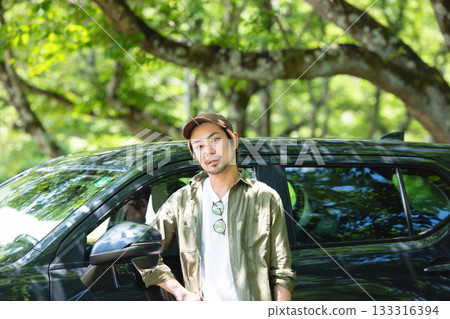 男人享受開車 133316394