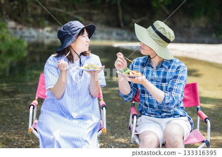 Young people eating curry 133316395
