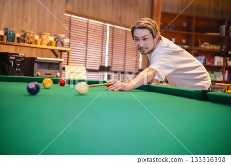 Man playing billiards 133316398